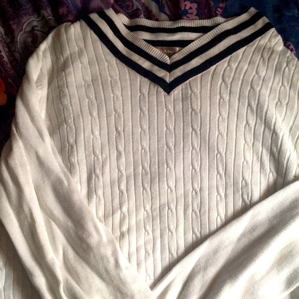 Long sleeve white v line sweater